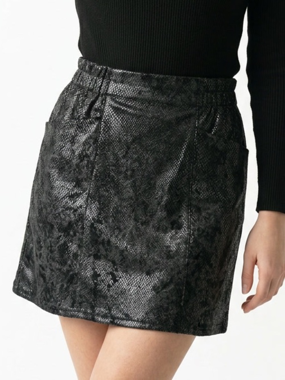 MOLLY BRACKEN | Black Reptile Textured Mini Skirt Sleek A-Line Women’s Size S